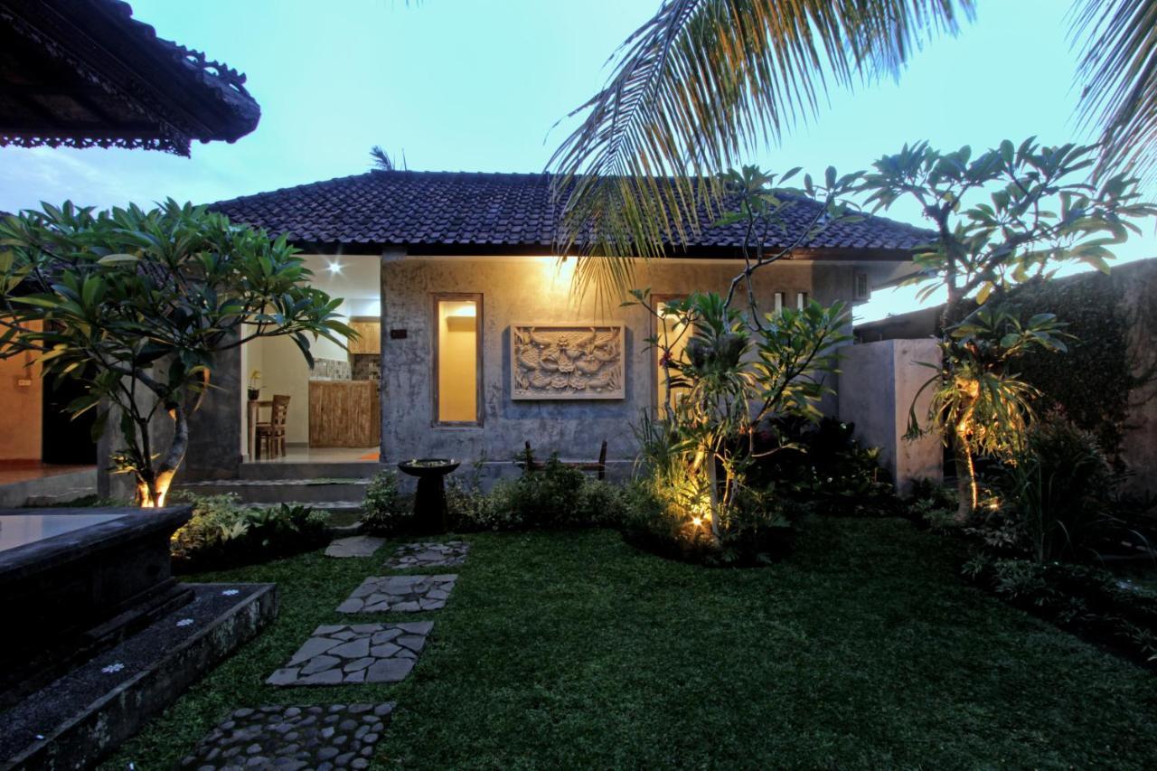 Sari House Ubud - Balinese Style Homestay Exterior photo